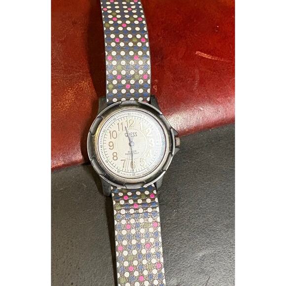 VTG women's 35mm Guess 1991 Watch, Black Metal Case, Water Resistant - Picture 4 of 4